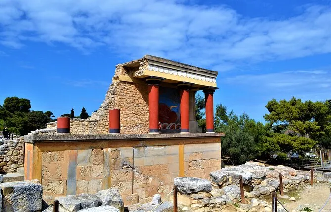 Knossos & Archaeological Museum Shared Guided Tour from Chania