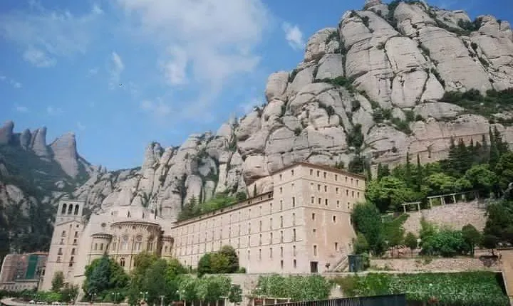 Barcelona Highlights Tour and Montserrat Monastery with Hotel Pick-up