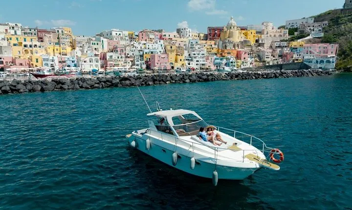 Boat trip with lunch or aperitif in Procida with Eraora Boat