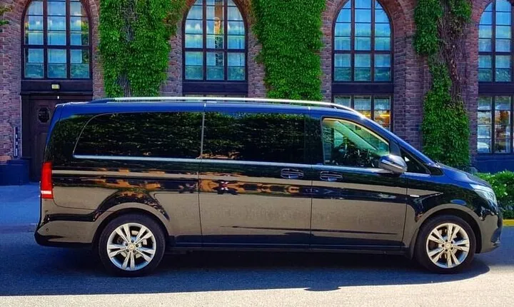 Airport Limousine Transfer: Stockholm City to Arlanda Airport 1-7 Passengers