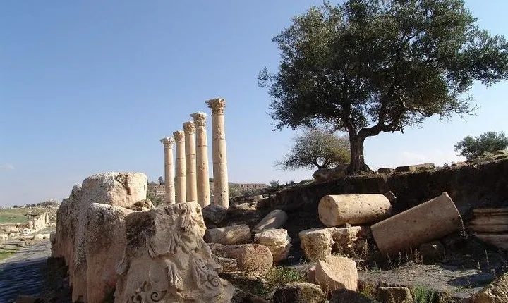 Private Guided Umm Quais and Jerash tour with lunch