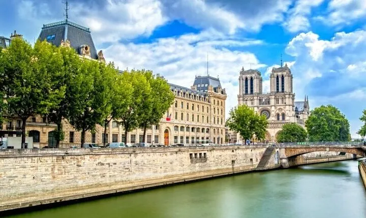 Paris Ile-de-la-Cité Walking Tour: Max 6 People Group or Private