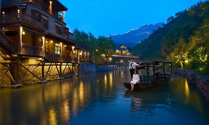 Gubei Water Town Overnight and Mutianyu Great Wall 2 Day Private Self-Guide Tour