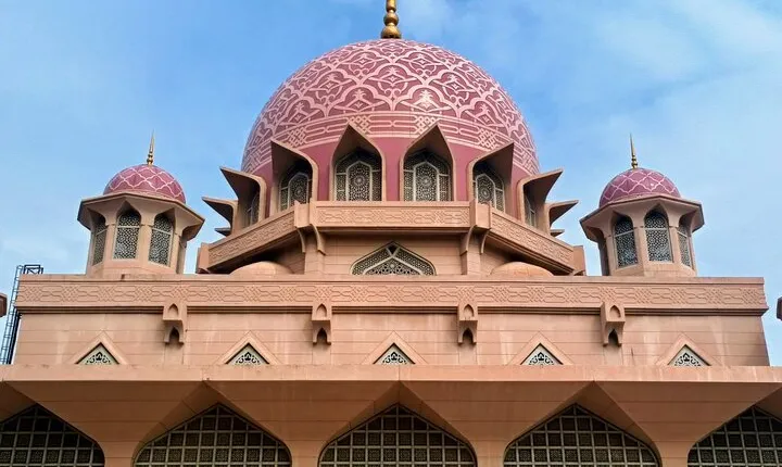 Shared Putrajaya Tour with Traditional Boat Cruise & Pink Mosque
