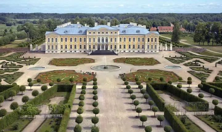 Group Day trip to Rundale Palace, Hill of Crosses & Bauska Castle