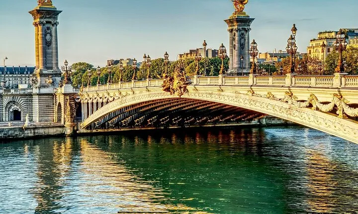 Paris Murder Mystery: Death on the Seine Quest and Tour