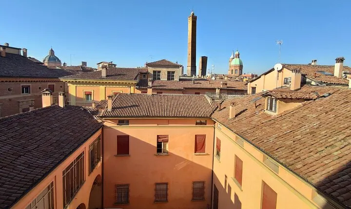 Bologna in one day: Art, History and Gastronomy