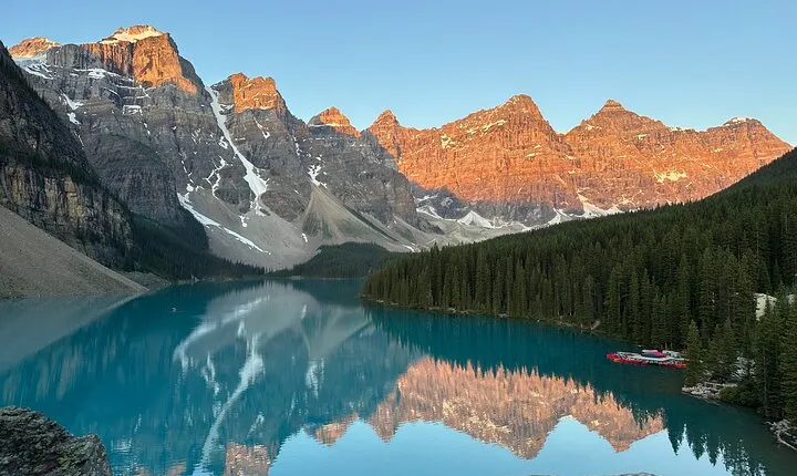 Moraine Lake and Lake Louise Sunrise Tour from Banff