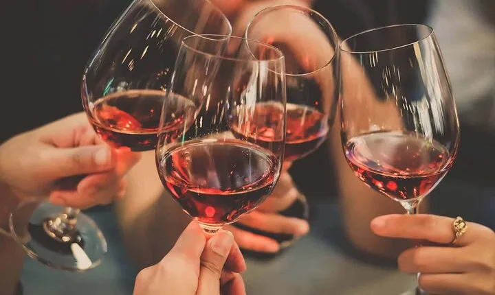 Le Marais with Metro and Indian Meal in Paris with Wine Tasting