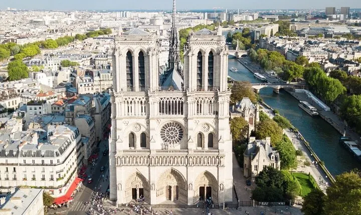 Notre Dame Cathedral Exterior Guided Walking