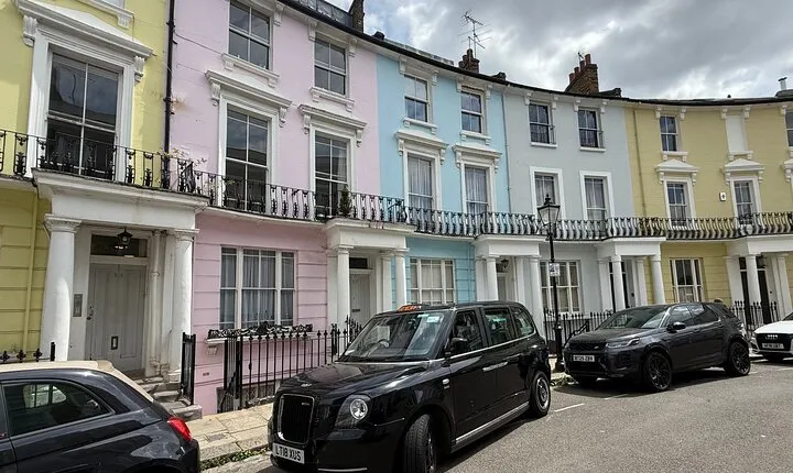Private Tour: Paddington Bear Taxi Tour of Filming Locations