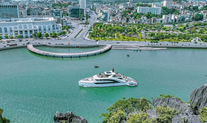Halong Bay Saquila Yacht Explore Sung Sot Cave & Titop Island