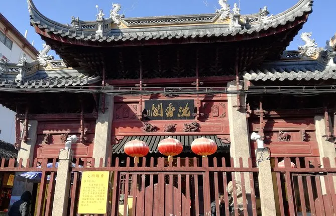 Chinese Religions Walking Tour in Shanghai