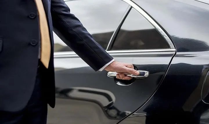 Private Transfer: Toronto Pearson Airport or Oakville City Ontario