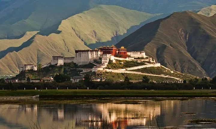Private Day Tour of Potala Palace and Jokhang Temple in Lhasa Including Lunch