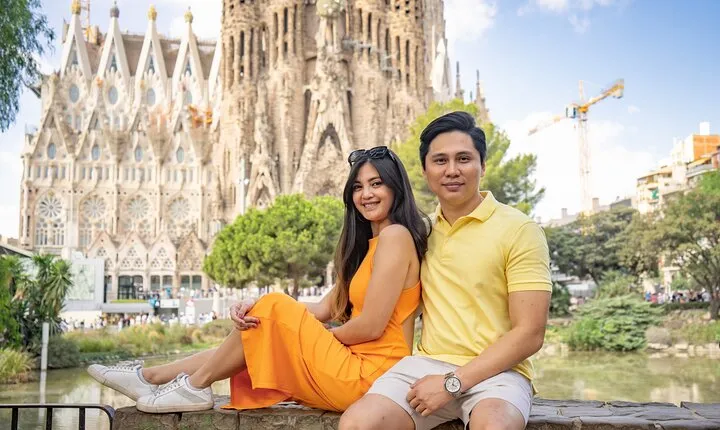 Barcelona : Private Photoshoot Outside Sagrada Familia