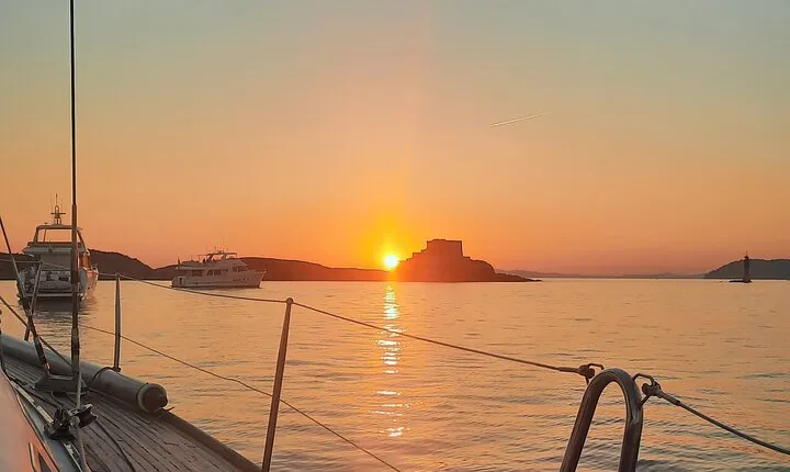Private tour on a sailboat with apéritif at sunset on Antibes