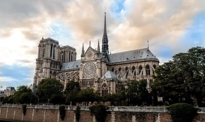 Notre Dame Outdoor and City Center of Paris with Local Guide
