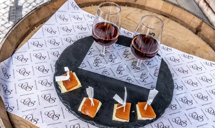 Private Tuktuk Tour with Portuguese Tapas and Wine