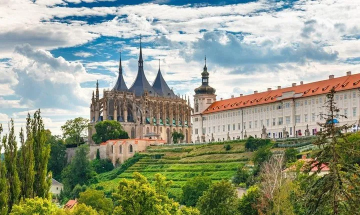 Private transfer from Prague to Budapest with a Sightseeing stop in Kutna Hora