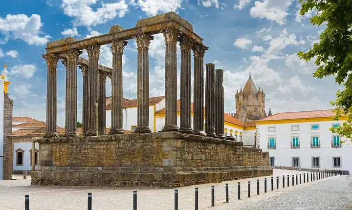 Private Walking Tour of Highlights Locations in Evora