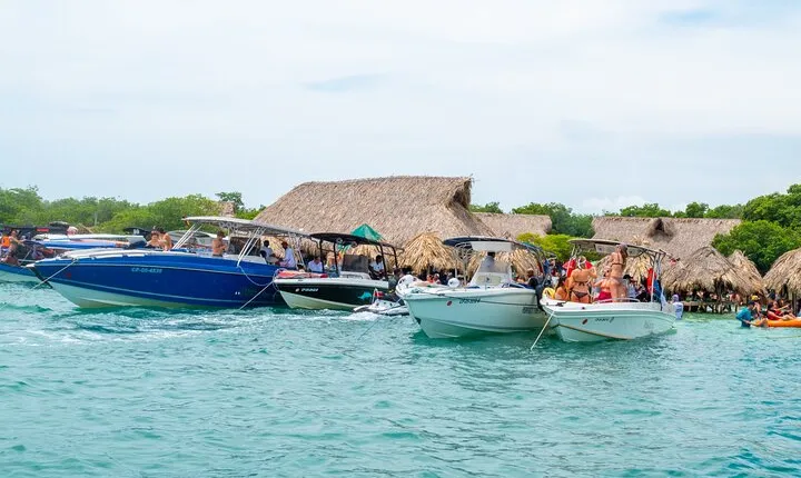 Guided tour to 5 islands of the Rosary in Cartagena