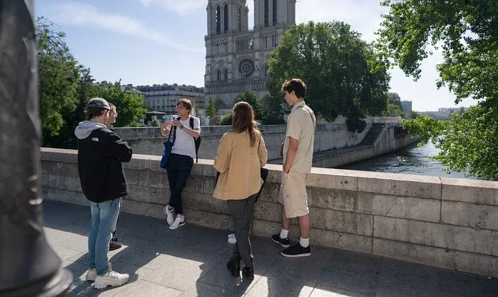 Paris Notre-Dame Interior Guided Tour with Scheduled Group Access