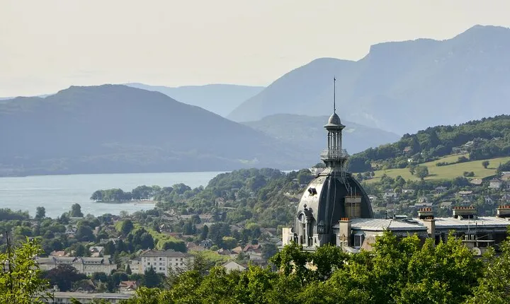 Private transfer from Geneva to Lyon with 2h stop in Chambery