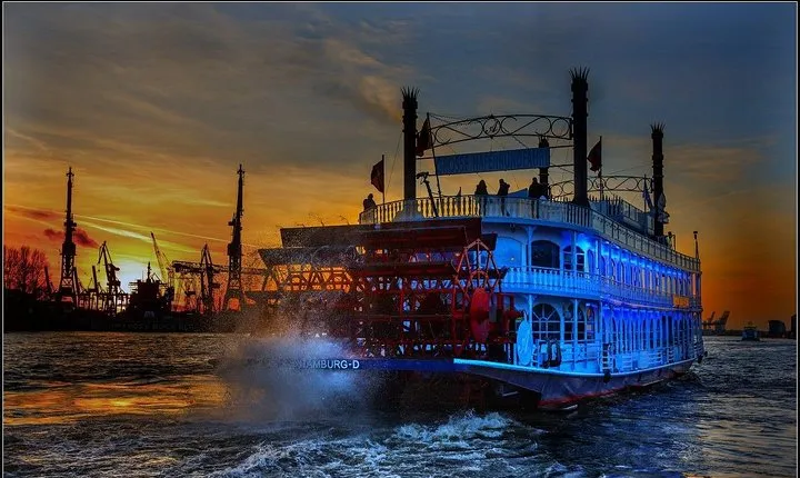 Lights tour through the port of Hamburg and to the historic warehouse district