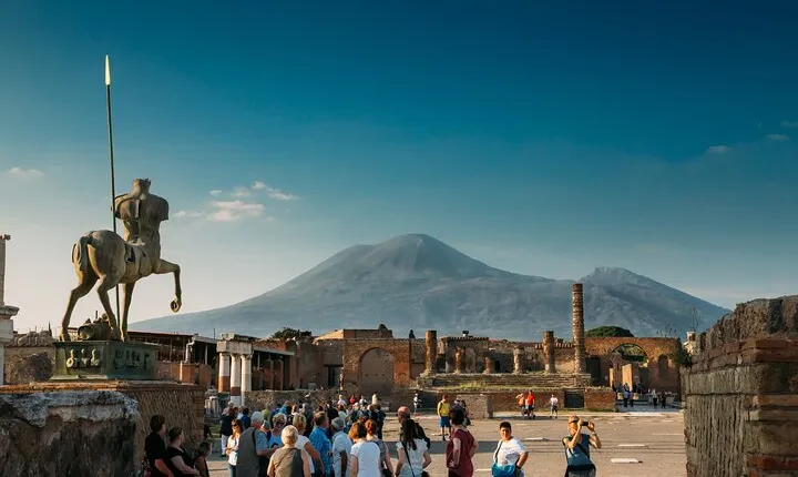 Tour from Rome to Amalfi Coast with a Guided tour in Pompeii