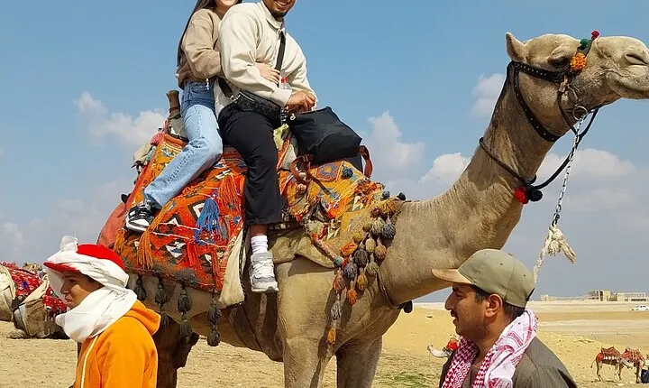 Private Tour: Giza Pyramids & Cairo Museum & Bazaar(All included)