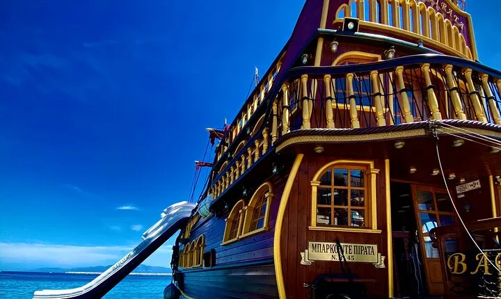 Barco De Pirata Cruise at 3 Islands in Greece 