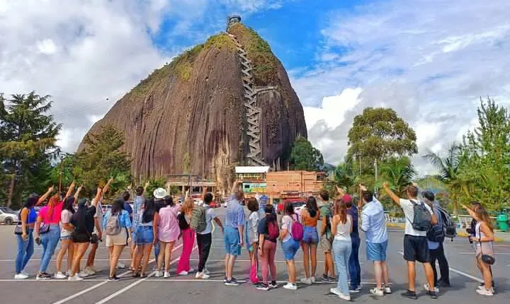 Guatapé Tour: Piedra del Peñol with Boat Tour, Breakfast, Lunch
