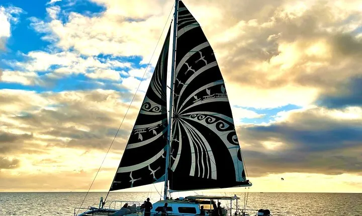 Moana’s Sunset Cocktail Sail Along Oahu's Waikiki Coast