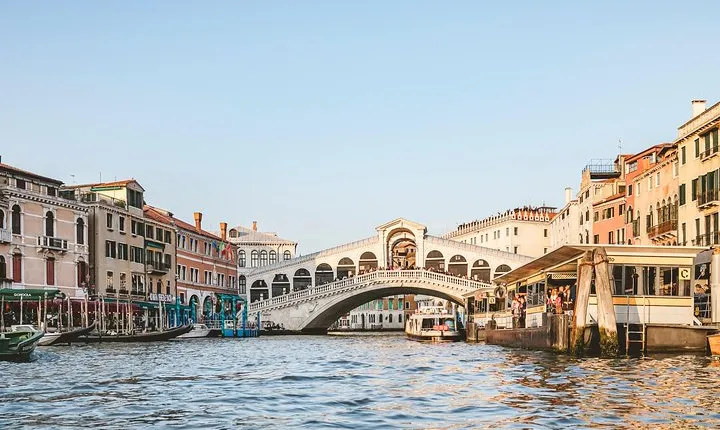 ANGLE - Photo Session in Venice With Local Photographer