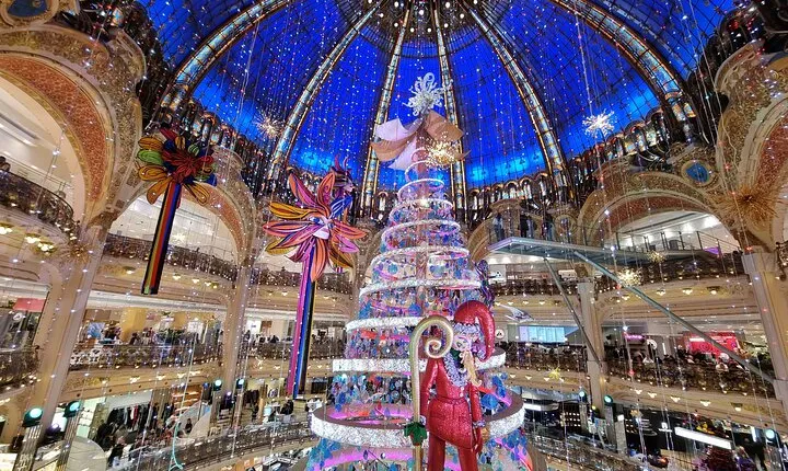 Parisian luxury, between rhinestones and sequins