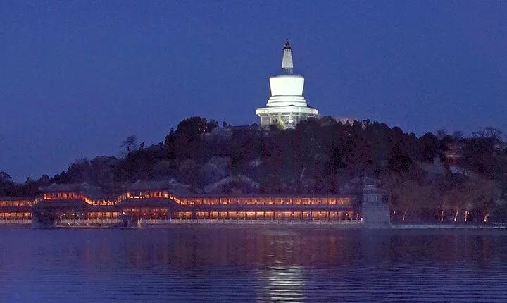 4-hour Evening Tour: Jingshan Hill, Beihai Park & Hutongs Street Food Tour