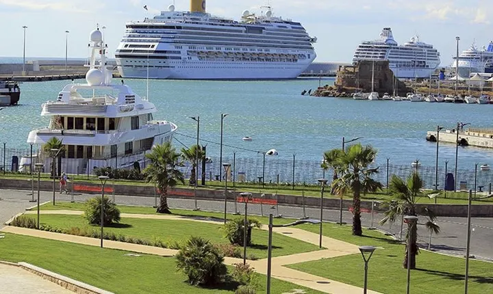 Limousine transfer service to / from seaports in Rome.