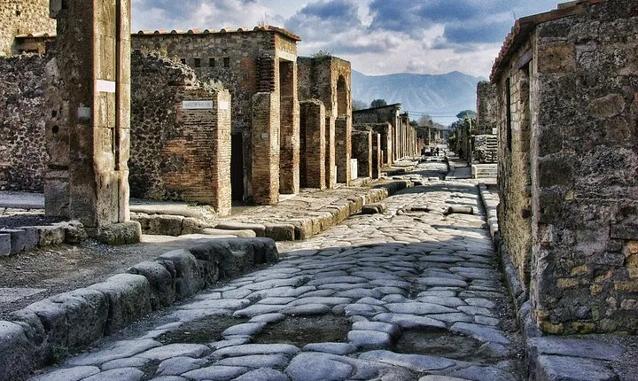 Pompeii SkipTheLine Fullday with Lunch Wine Tasting from Rome