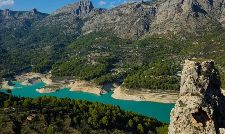 Half-Day Private Guided Tour in Guadalest by Luxury car