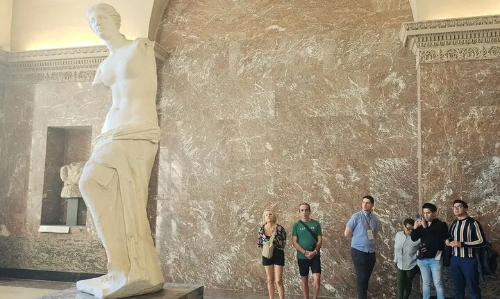 Louvre Museum Small-Group English Guided Tour