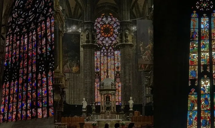 Skip-the-Line Milan Cathedral & Rooftop Tour in Romanian