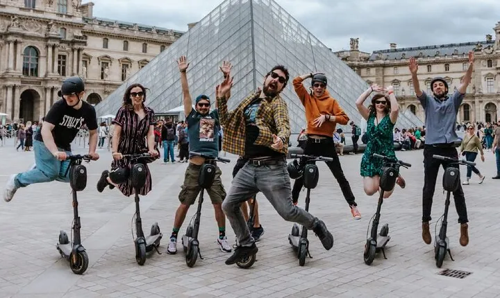 Paris E-Scooter Tour with fun & informative guide (small groups)