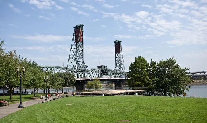 Love in the City of Roses: Romantic Tour in Portland