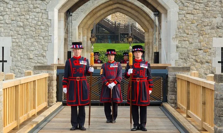 Crown Jewels of London Tour with River Cruise