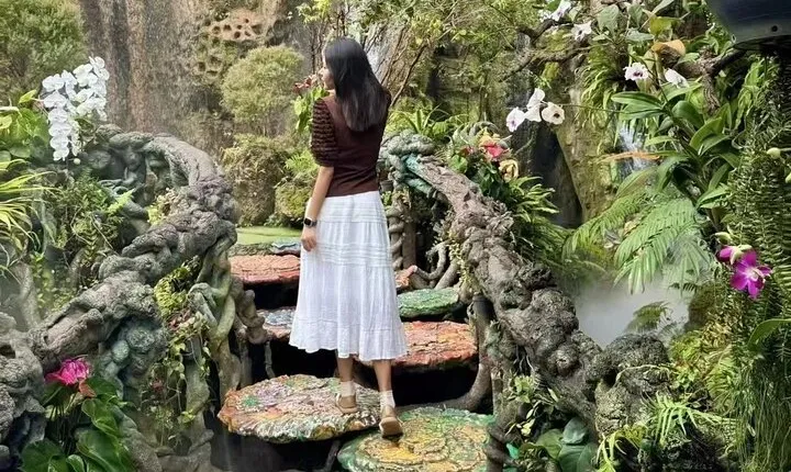 Chiang Rai Red Temple & Dreamy Lalitta Cafe Tour From Day Trip