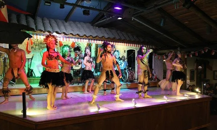 Small-Group Tour: Night City Tour with Santa Lucia Hill and Dinner Show