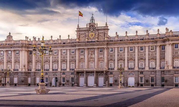 Madrid: Royal Palace Guided Tour with Skip the Line Ticket