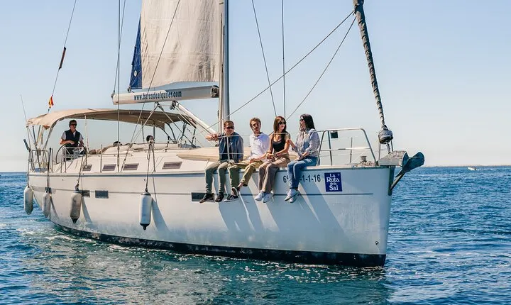 Barcelona: 1 hour sailing experience with drinks and snacks