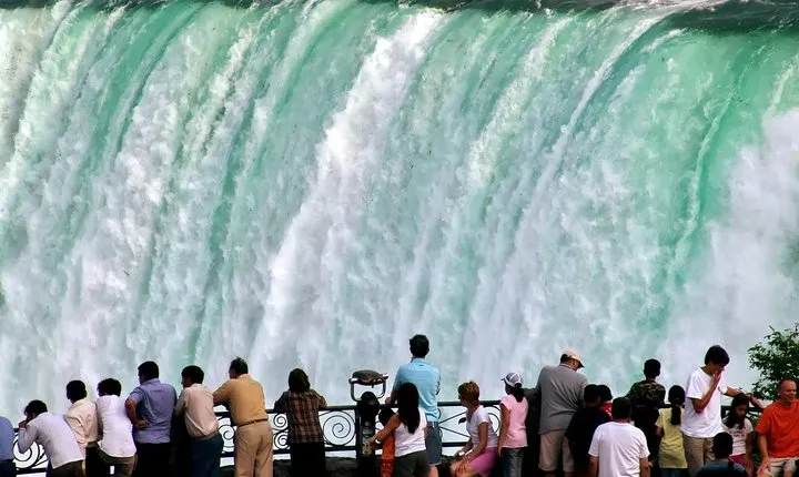 Luxury Niagara Falls Day Trip from Toronto with Cruise and Lunch